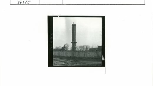 阴天土路与石塔老建筑.jpg