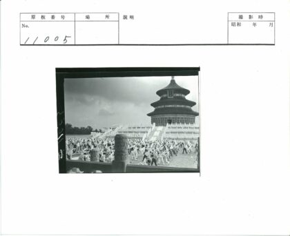 阴天寺庙前集体锻炼.jpg