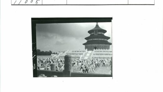 阴天寺庙前集体锻炼.jpg