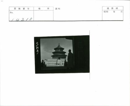 阴天寺庙庭院人群行走.jpg