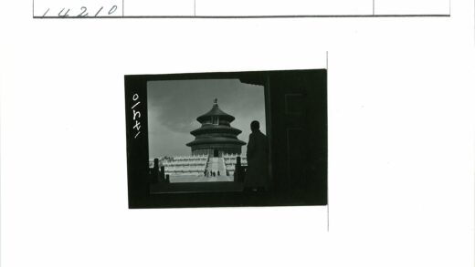 阴天寺庙庭院人群行走.jpg
