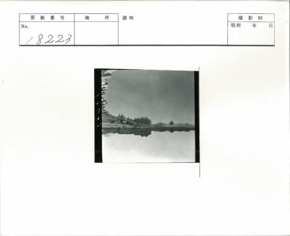 阴天山景行人建筑风光.jpg