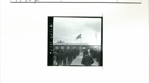 阴天户外人群与双旗建筑.jpg