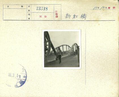 阴天拱桥行人背影.jpg