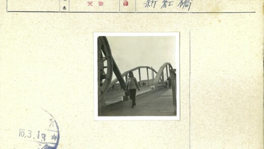 阴天拱桥行人背影.jpg