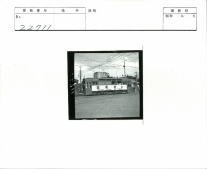 阴天有轨电车穿过十字路口.jpg