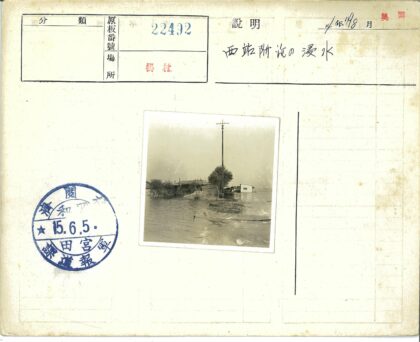 阴天水畔古朴建筑与白屋.jpg