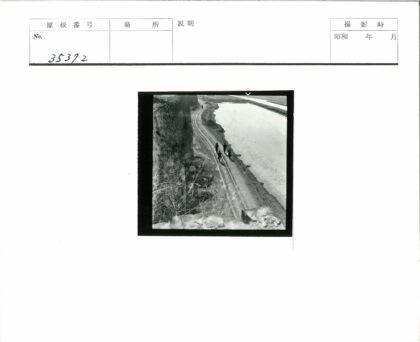 阴天水畔泥泞小路行人.jpg