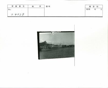 阴天水边人群聚集大楼入口.jpg