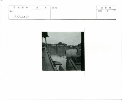 阴天河畔古建木船.jpg