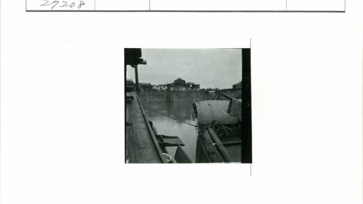 阴天河畔古建木船.jpg