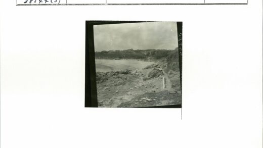 阴天海岸线沙滩与房屋.jpg