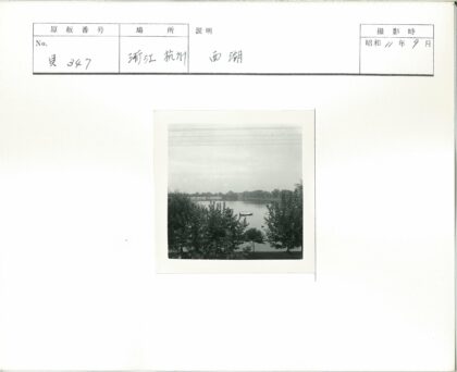 阴天湖畔孤船与树林.jpg