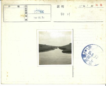 阴天溪畔小划艇景色.jpg
