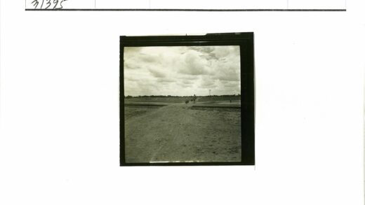 阴天田野土路铁路行人远景.jpg