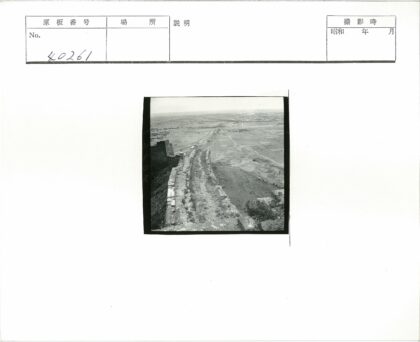 阴天田野远眺山下小路.jpg