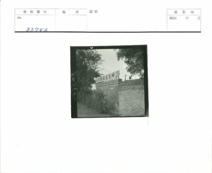 阴天石墙绿树文字标志景.jpg