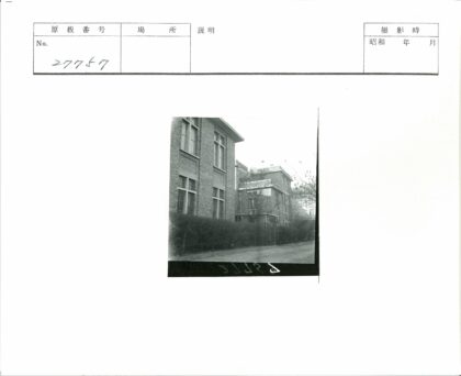 阴天砖房窗前土路枯树景.jpg