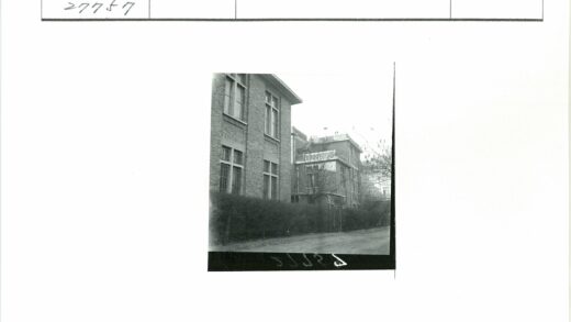 阴天砖房窗前土路枯树景.jpg