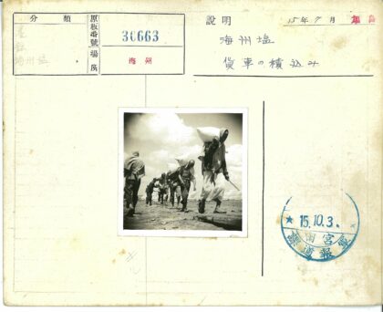 阴天背麻袋的行人.jpg