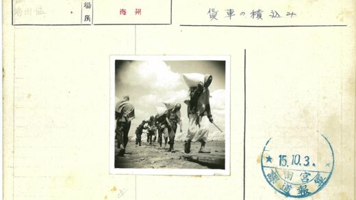 阴天背麻袋的行人.jpg
