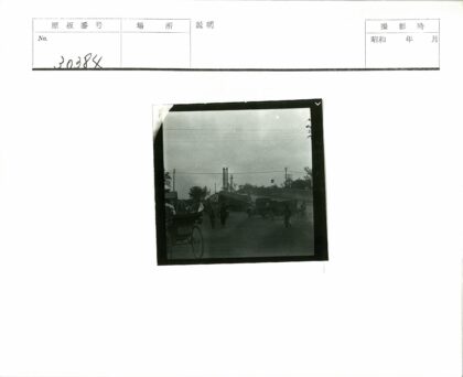 阴天街景人与车辆互动.jpg