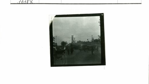 阴天街景人与车辆互动.jpg