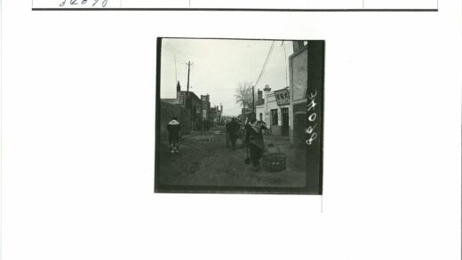 阴天街景提篮行人.jpg