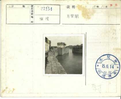 阴天街景石头人行道建筑.jpg