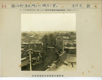 阴天街景行人人力车建筑.jpg