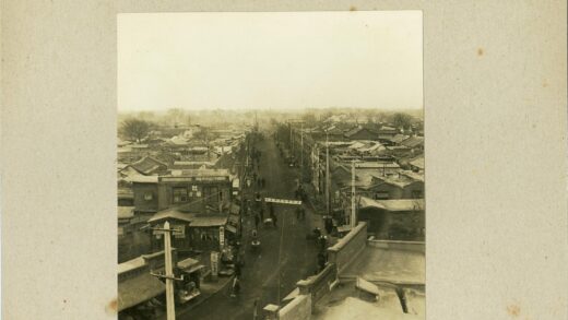 阴天街景行人人力车建筑.jpg