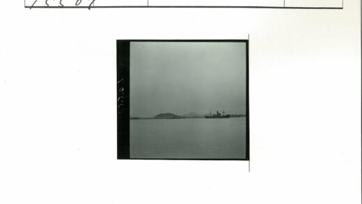 阴沉天空下航行的巨轮与海岸.jpg