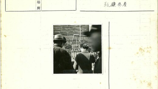 陈列室旁的人物与砖石墙背景.jpg