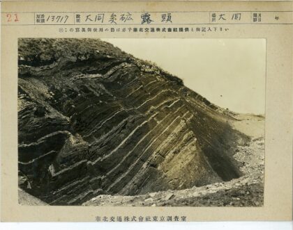 陡峭分层岩层地质景观.jpg