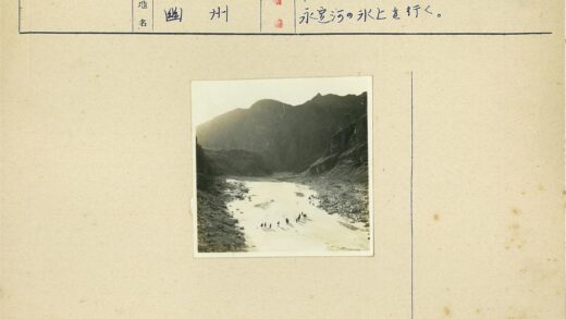 陡峭山丘中的徒步者.jpg