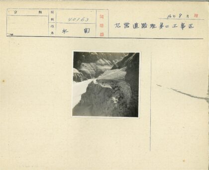 陡峭山丘蜿蜒路人群.jpg