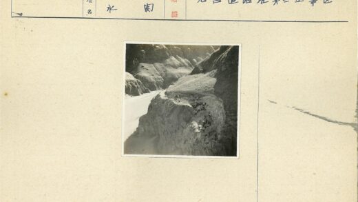 陡峭山丘蜿蜒路人群.jpg