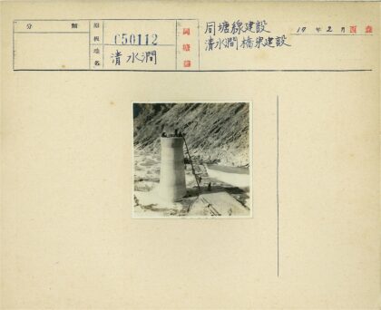 陡峭山区河边圆柱混凝土施工.jpg