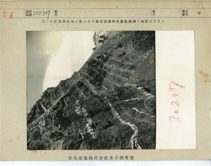 陡峭山坡分层岩层植被.jpg