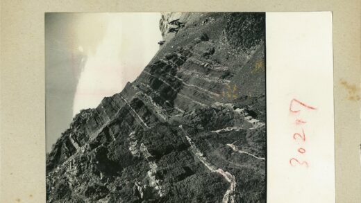 陡峭山坡分层岩层植被.jpg