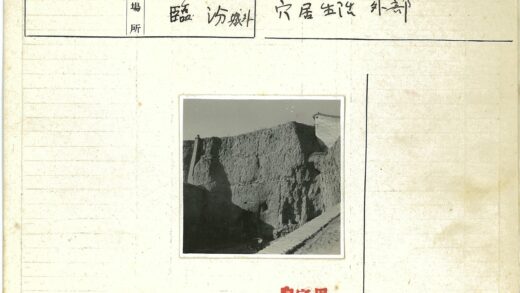 陡峭山坡岩石小路破桶.jpg