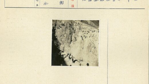 陡峭山坡徒步悬崖小径.jpg