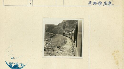 陡峭山坡火车穿行岩石山口.jpg