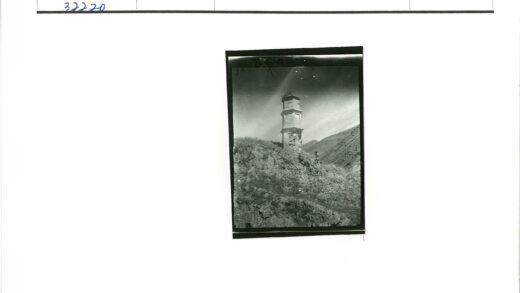 陡峭山巅古塔与群山.jpg