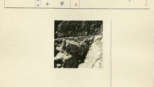 陡峭山腰徒步探险.jpg