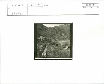 陡峭山腰采矿村落与河流.jpg