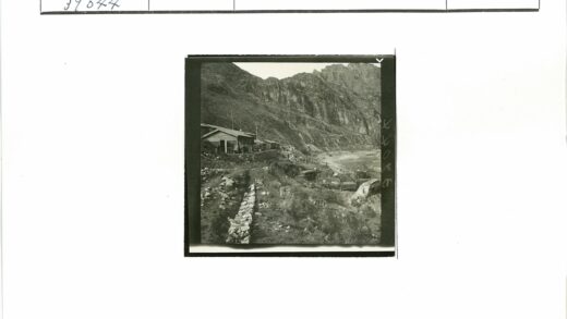 陡峭山腰采矿村落与河流.jpg