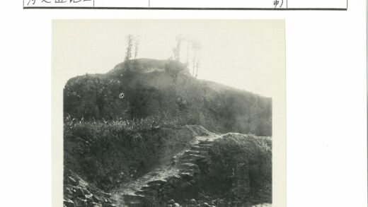陡峭山路石阶与岩石.jpg