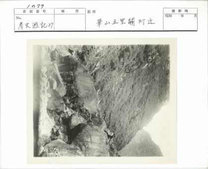 陡峭岩壁攀爬探险.jpg