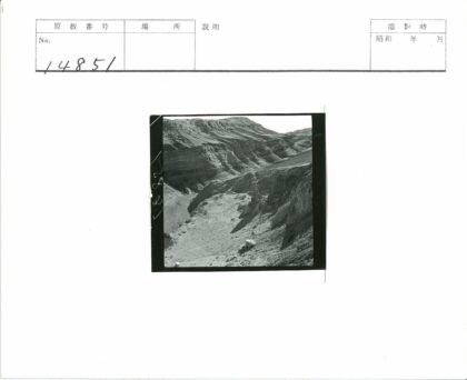 陡峭岩山与幽谷风光.jpg